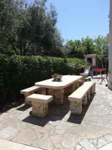 - une table de pique-nique et des bancs sur une terrasse en pierre dans l'établissement Villa Maslina, à Zadar