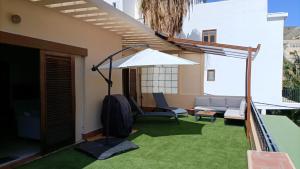 - un salon avec un canapé et un parasol dans l'établissement Luxury Penthouse, 50m2 terrace, downtown, à Santa Cruz de Tenerife