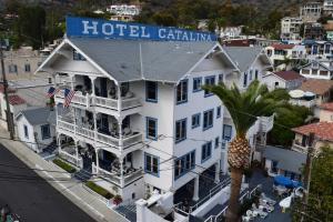 een hotel qualicum met een palmboom ervoor bij Hotel Catalina in Avalon