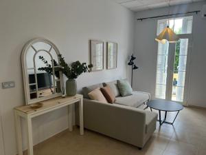a living room with a couch and a mirror at Estudio canela in Melilla