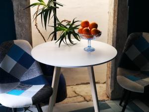 een tafel met een kom sinaasappels erop bij Apartments Kremenic in Cres