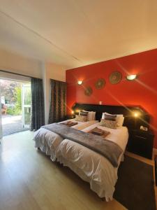 Кровать или кровати в номере Langholm Hotel