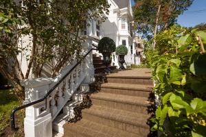 una escalera que conduce a una casa blanca en Ryan Mansion en San Juan de Terranova