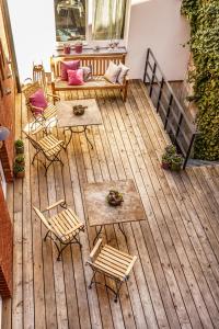 Un patio con sillas y un banco en una terraza. en Ferienwohnungen Stadtboutique, en Annaberg-Buchholz