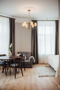 1 dormitorio con 1 cama, mesa y sillas en Aparthotel Amella en Riga