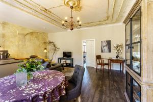 Una sala de estar con una mesa y un comedor. en Ferienwohnungen Stadtboutique, en Annaberg-Buchholz