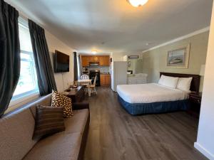 um quarto de hotel com uma cama e um sofá em GuestLodge em West Dennis