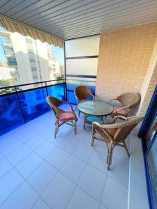 een balkon met tafels en stoelen in een gebouw bij Amplio apartamento en La Cala in Cala de Finestrat