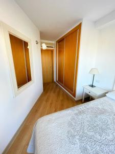 Een bed of bedden in een kamer bij Amplio apartamento en La Cala