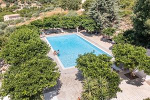an overhead view of a swimming pool with trees at Agriturismo Val Di Noto in Noto
