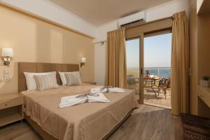 Cama o camas de una habitación en Panorama Hotel Apartments & Suites by Estia
