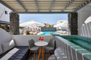 Der Swimmingpool an oder in der Nähe von Amara Suites Santorini
