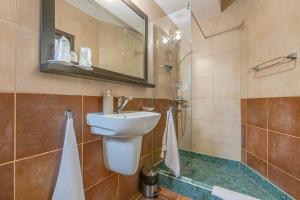 uma casa de banho com um lavatório e um espelho em Vila Trubadur - Adults Only em Bran