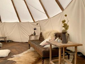 Gallery image of Slapen tussen de schapen in de Tante Tipi in Zennewijnen