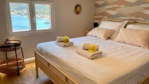 a bedroom with a bed with two stuffed animals on it at ViSun Apartment 2 in Vis