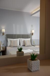 Cama o camas de una habitación en Panorama Hotel Apartments & Suites by Estia
