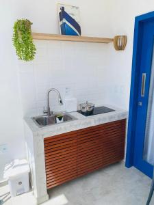 eine Küche mit einer Spüle und einer Arbeitsplatte in der Unterkunft Meditarranee Residence in Camocim