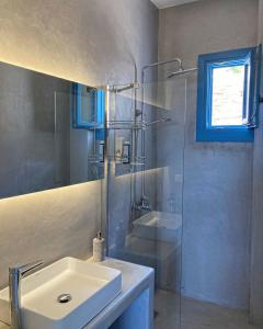 La salle de bains est pourvue d'un lavabo et d'une douche. dans l'établissement Sun House Paros, à Kampos Paros