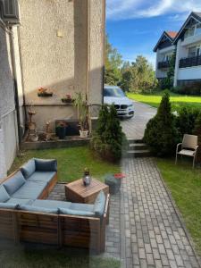 a patio with a couch and a table in a yard at Ruta 15 in Nida