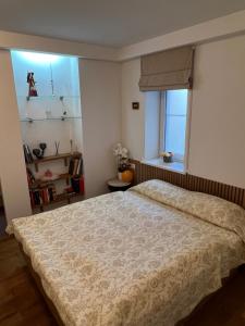 a bedroom with a bed and a window at Ruta 15 in Nida