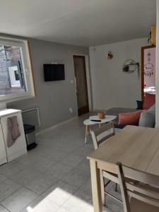 Televízia a/alebo spoločenská miestnosť v ubytovaní Gîte de la Vallée