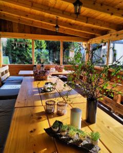 een houten tafel met planten in een kamer bij SielskoAnielsko w Beskidzie Niskim in Męcina Wielka