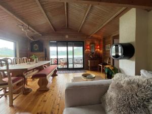 - un salon avec un canapé et une table dans l'établissement Cosy and authentic cabin in Lofoten, à Sandsletta