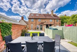 a table and chairs on the patio of a house at Tunlaw Cottage in Kineton