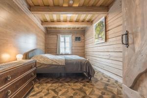Rudnia的住宿－Ula house，小木屋内的卧室,配有一张床