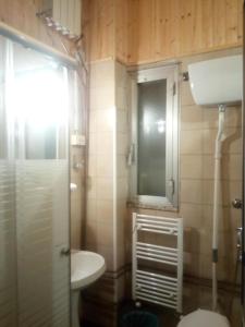 bagno con lavandino, servizi igienici e specchio di Albergo Da Peppino a Poggio Mirteto