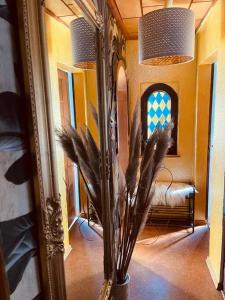 uno specchio con un vaso e una pianta in una stanza di HW - Ferienhaus Grünewalder Lauch See a Staupitz