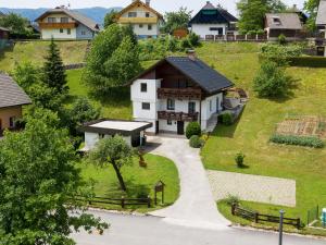 una casa en una colina con entrada en Alpinia apartments, en Bled