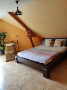Un pat sau paturi într-o cameră la Villa Longue vue