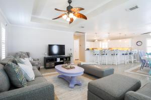 Crystal Beach的住宿－Bayside Bliss，客厅配有沙发和桌子