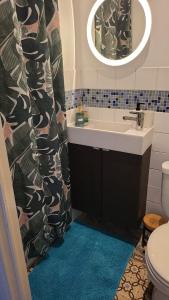 ein Badezimmer mit einem Waschbecken, einem WC und einem Spiegel in der Unterkunft Cozy studio near Nato in Brüssel