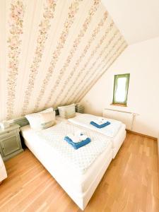 1 dormitorio con 1 cama con 2 toallas en Kornmühle Appartment Gabi, en Mellenthin