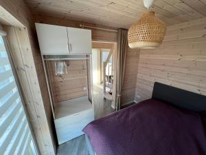 Кровать или кровати в номере Apartamentai “Kuršių Snauda”
