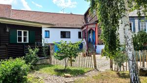 ein Haus mit einem Zaun davor in der Unterkunft Hütte mit Herz im Harz in Meisdorf