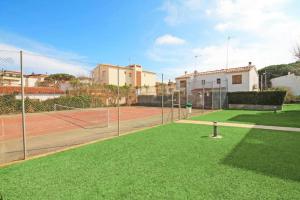 Tenis alebo squash v ubytovaní Apartamento Cala Montgo alebo jeho okolí
