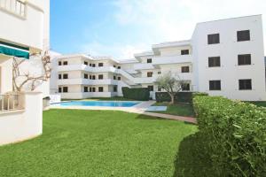 Bazén v ubytovaní Apartamento Cala Montgo alebo v jeho blízkosti