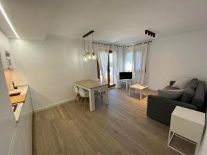 Televízia a/alebo spoločenská miestnosť v ubytovaní Apartamento Cala Montgo
