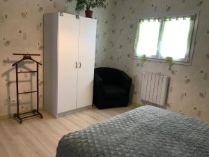 1 dormitorio con 1 cama, armario y ventana en Le Grand Sapin. Maison au calme proche commerces, en Gérardmer