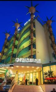 un edificio con una escalera delante de él en Hotel Palm Beach B&B SEA VIEW, en Rímini