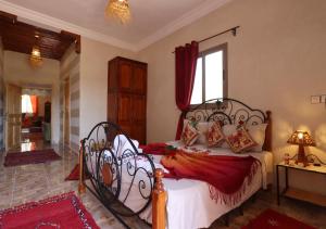 Giường trong phòng chung tại villa saada