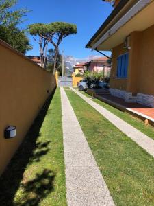 a walkway in a yard next to a house at Sunflower Guest House in Carrara