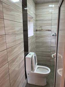 een badkamer met een wit toilet in een kamer bij Вила Никови in Durankulak