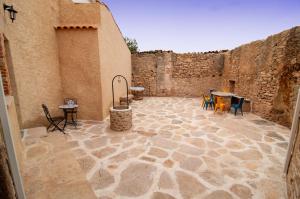 un patio con mesa y sillas en un edificio en Casa Amarilla Arribes, 