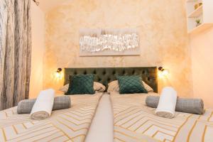 due letti uno accanto all'altro in una camera da letto di Apartment 88 - Rooftop jacuzzi & terrace a Zara (Zadar)