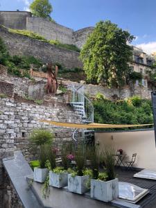 eine Schutzwand mit Treppen und Pflanzen auf einer Terrasse in der Unterkunft L’Enjambée in Namur