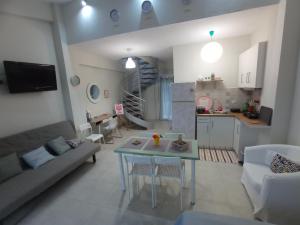 een woonkamer met een bank en een tafel bij Art Villa in Stavros